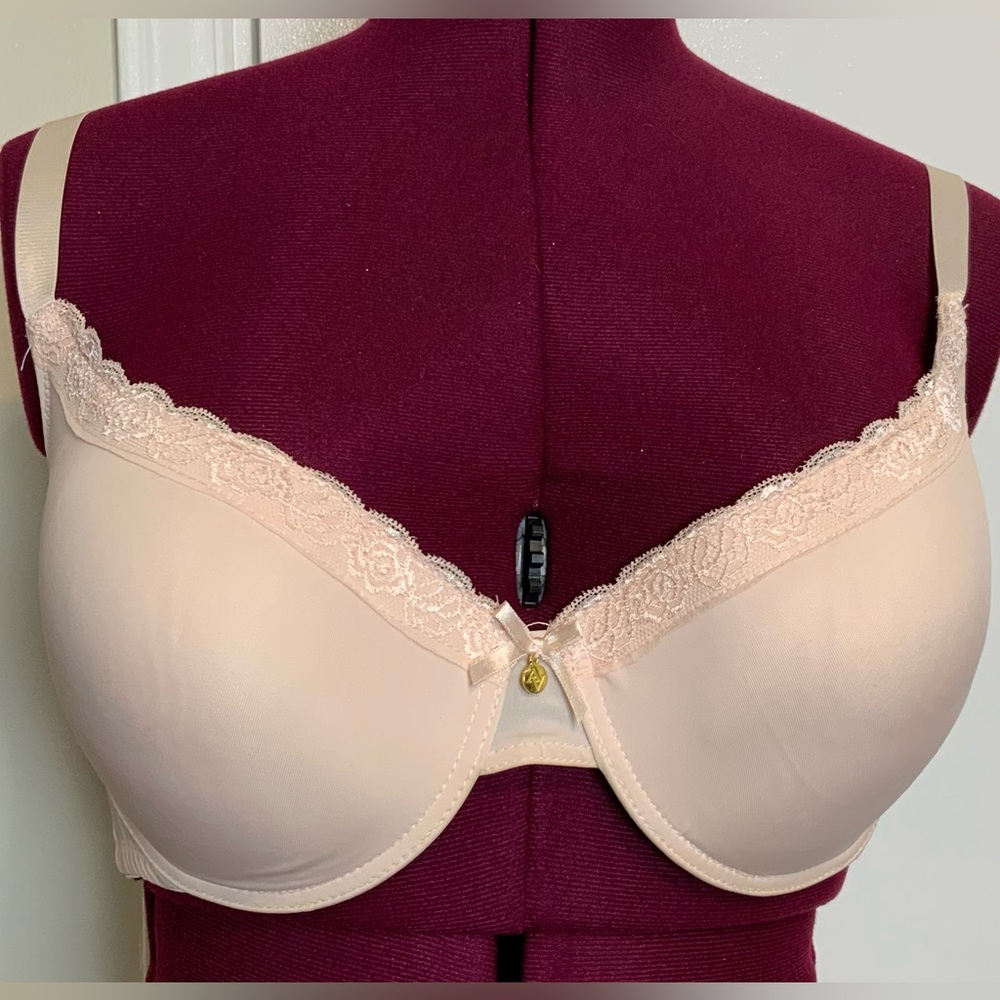 Like New Adrienne Vittadine  Push-UP Lace Underwire Light Pink Bras 38D